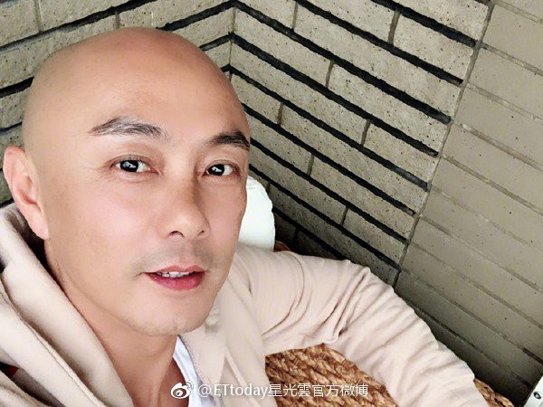 Cuộc đời nhiều đắng cay của Trương Vệ Kiện: Tuổi thơ bị bố đánh thừa sống thiếu chết, bạn gái chia tay vì quá nghèo