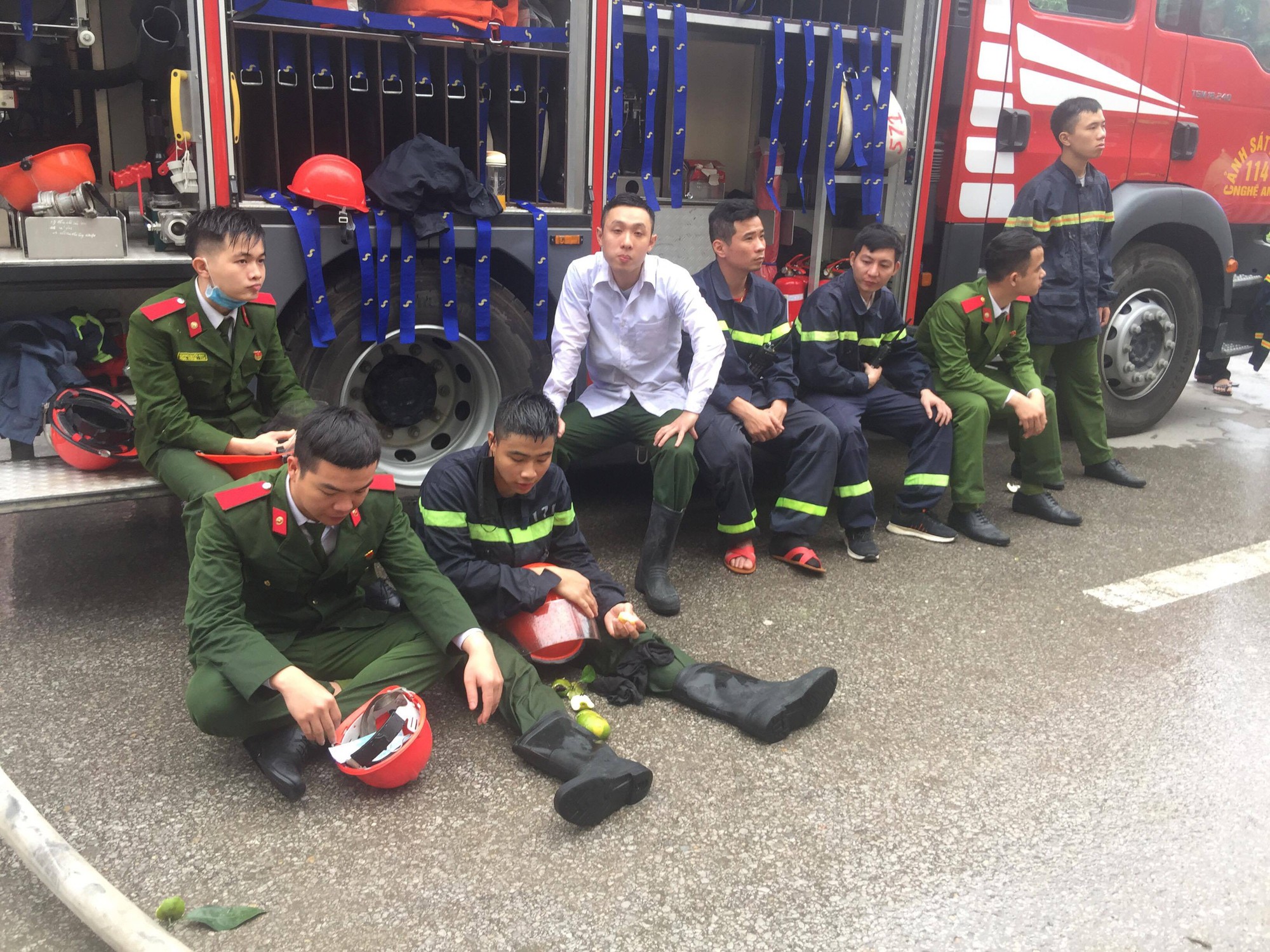 Cháy tổ hợp khách sạn quán karaoke ở Vinh: 1 nữ nhân viên tử vong do ngạt khói, nhiều chiến sĩ PCCC đuối sức