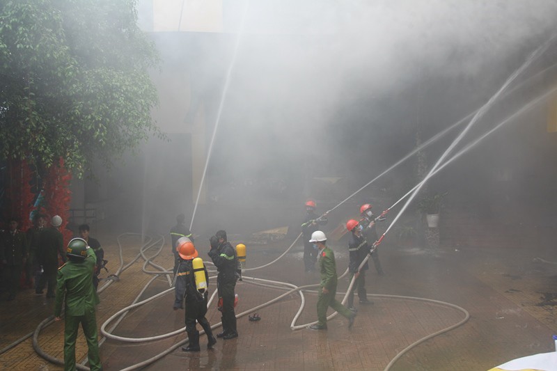 Cháy tổ hợp khách sạn quán karaoke ở Vinh: 1 nữ nhân viên tử vong do ngạt khói, nhiều chiến sĩ PCCC đuối sức