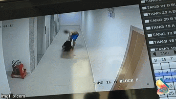 Clip: Người đàn ông cởi trần cầm cán chổi vụt tới tấp lên người cô gái ngoài hành lang chung cư gây phẫn nộ