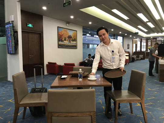 Nhân viên ở Sân bay Nội Bài nhặt được 176 triệu đồng trả lại hành khách