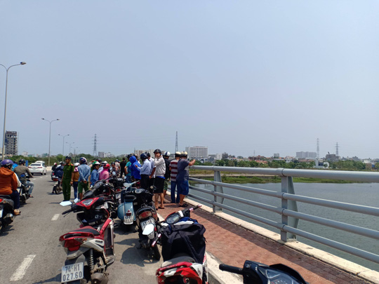 Nghi người đàn ông bỏ lại xe máy rồi nhảy cầu Tiên Sơn tự tử