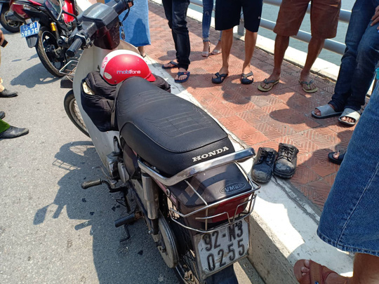 Nghi người đàn ông bỏ lại xe máy rồi nhảy cầu Tiên Sơn tự tử