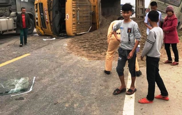 Cụ ông phi xe đạp khiến cả xe ben, xe khách lật nhào trong kinh hoàng