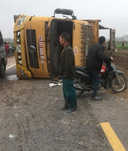 Cụ ông phi xe đạp khiến cả xe ben, xe khách lật nhào trong kinh hoàng