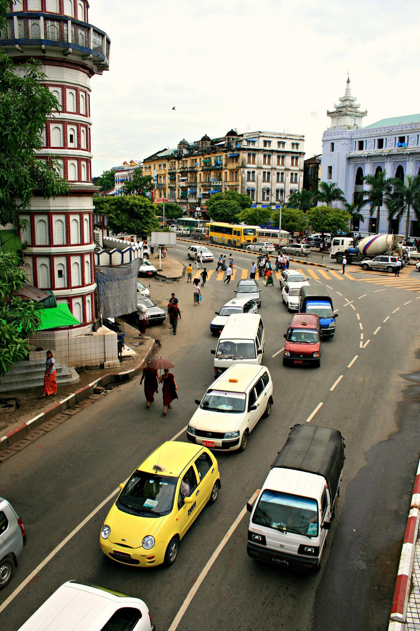 Đường phố Myanmar ách tắc, tràn ngập xe hơi sau 16 năm cấm xe máy Đường phố Myanmar ách tắc, tràn ngập xe hơi sau 16 năm cấm xe máy