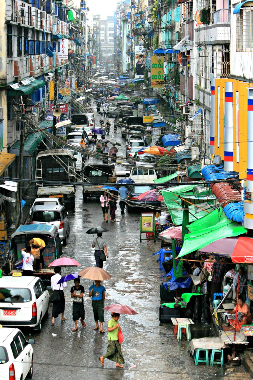 Đường phố Myanmar ách tắc, tràn ngập xe hơi sau 16 năm cấm xe máy