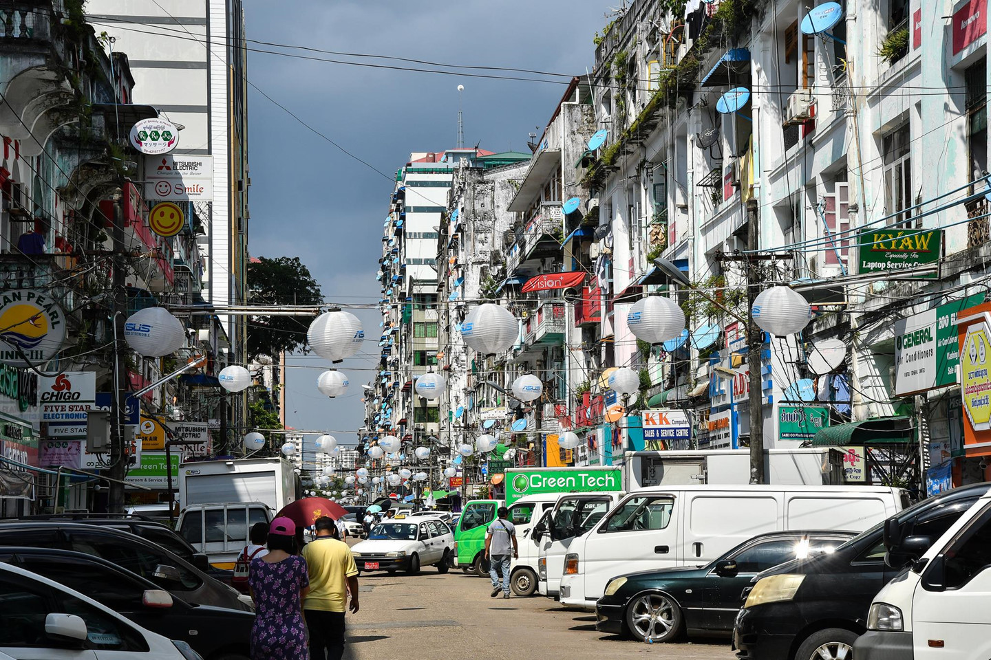 Đường phố Myanmar ách tắc, tràn ngập xe hơi sau 16 năm cấm xe máy
