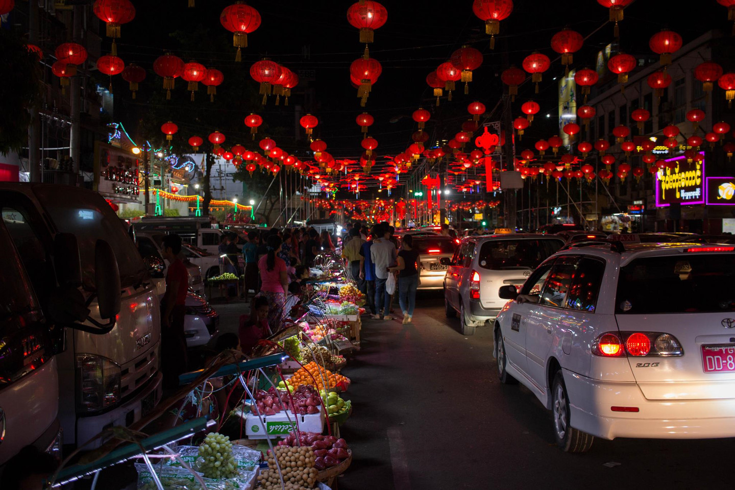 Đường phố Myanmar ách tắc, tràn ngập xe hơi sau 16 năm cấm xe máy