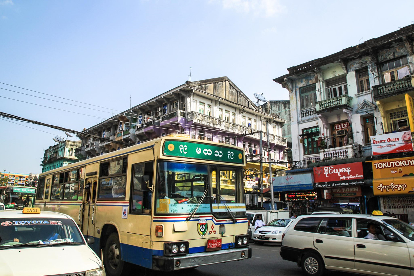 Đường phố Myanmar ách tắc, tràn ngập xe hơi sau 16 năm cấm xe máy