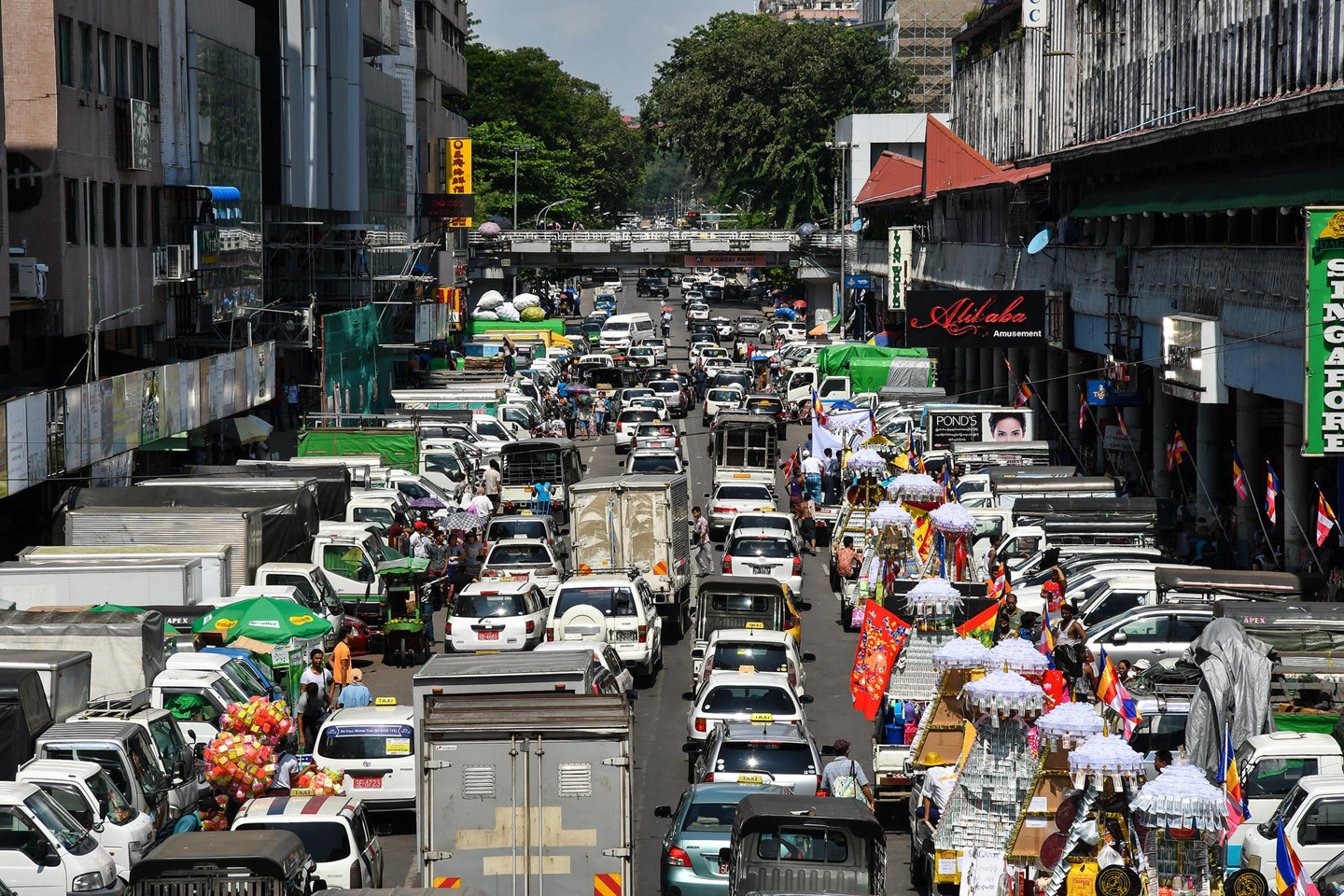 Đường phố Myanmar ách tắc, tràn ngập xe hơi sau 16 năm cấm xe máy