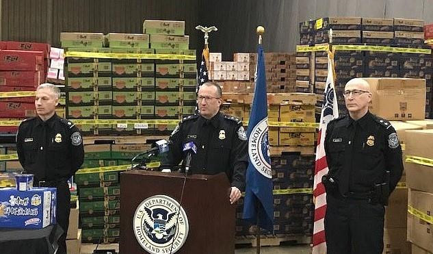 Mỹ bắt giữ 453 tấn thịt lợn lậu Trung Quốc trong mỳ tôm, nước giặt