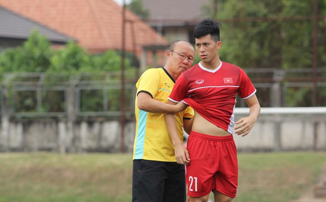 Gót chân Asin của U.23 VN: Khi thầy Park cầm tay, nắn bụng cầu thủ