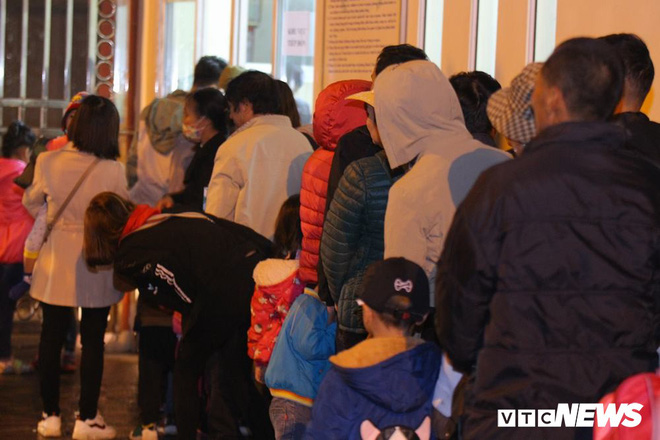 Ảnh: Dân Bắc Ninh đổ lên Hà Nội, xếp hàng từ 3h chờ xét nghiệm sán lợn