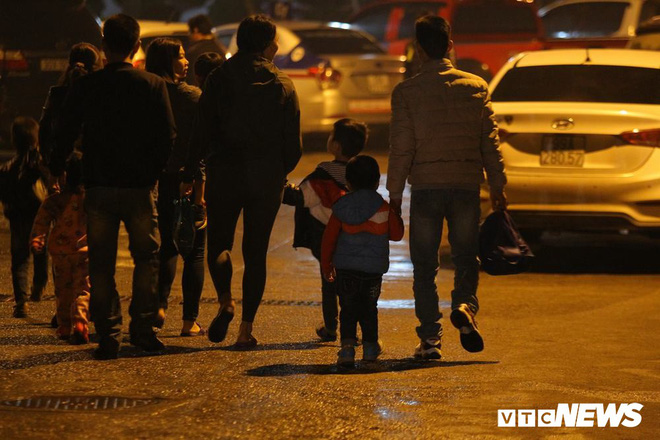 Ảnh: Dân Bắc Ninh đổ lên Hà Nội, xếp hàng từ 3h chờ xét nghiệm sán lợn