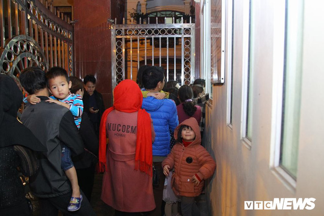 Ảnh: Dân Bắc Ninh đổ lên Hà Nội, xếp hàng từ 3h chờ xét nghiệm sán lợn