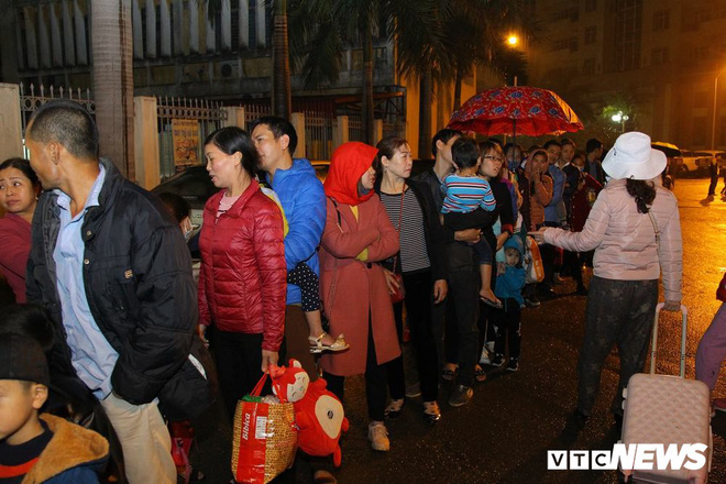 Ảnh: Dân Bắc Ninh đổ lên Hà Nội, xếp hàng từ 3h chờ xét nghiệm sán lợn