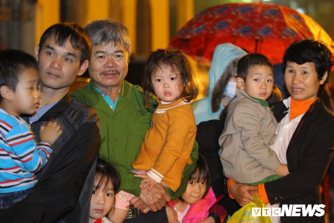 Ảnh: Dân Bắc Ninh đổ lên Hà Nội, xếp hàng từ 3h chờ xét nghiệm sán lợn