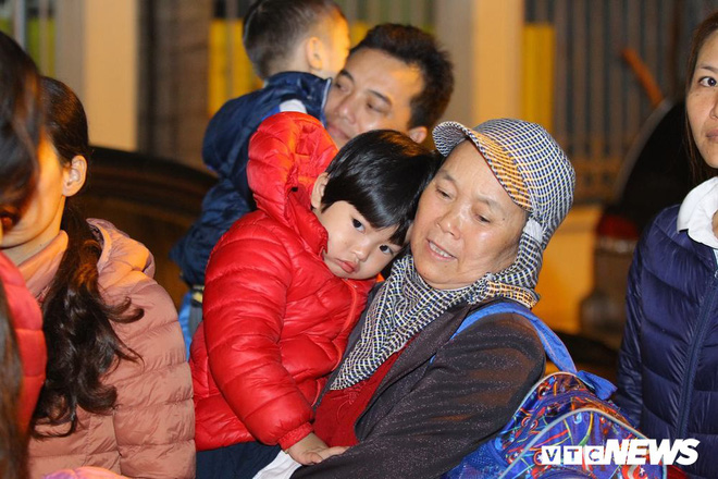 Ảnh: Dân Bắc Ninh đổ lên Hà Nội, xếp hàng từ 3h chờ xét nghiệm sán lợn