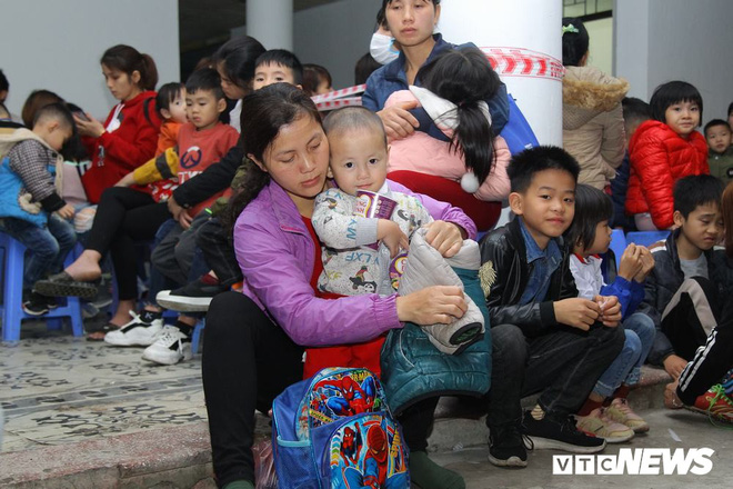 Ảnh: Dân Bắc Ninh đổ lên Hà Nội, xếp hàng từ 3h chờ xét nghiệm sán lợn