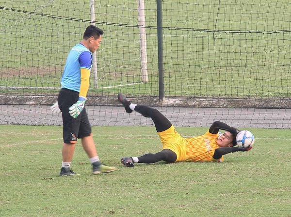 Nhìn thầy Park lo lắng thế này, CĐV Việt Nam nên chuẩn bị sẵn tinh thần không được xem Đình Trọng thi đấu