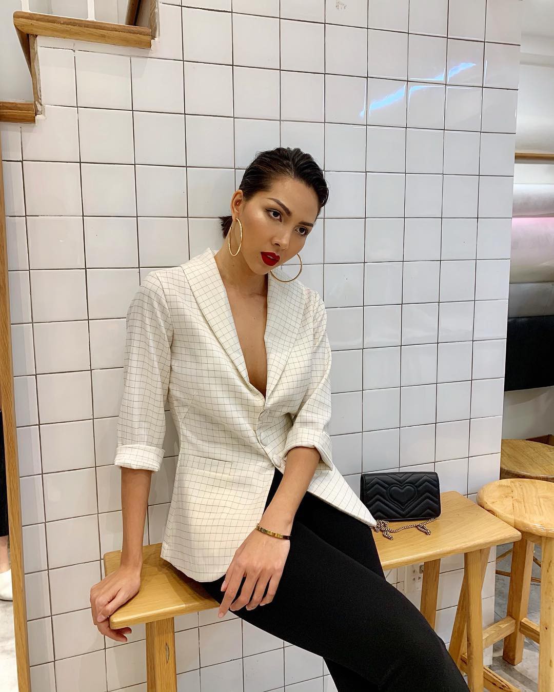 Sở hữu làn da ngăm, bạn vẫn sẽ đạt cảnh giới diện đồ cực đẹp và sang nếu áp dụng 4 tips của loạt mỹ nhân Việt sau