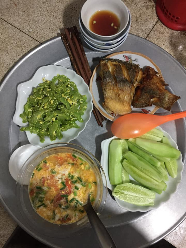 Ấm ức đăng mâm cơm 4 món đầy đặn còn bị mẹ chồng chê bai không có gì ăn, nàng dâu bất chợt tỉnh ngộ nhờ hội chị em tư vấn