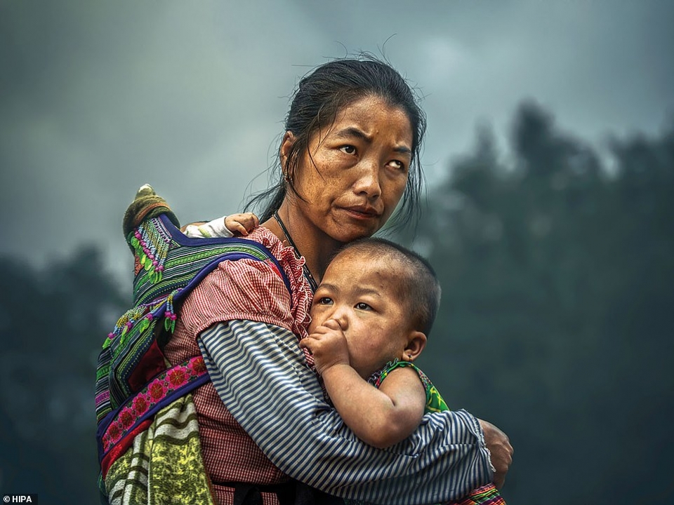 Sự thật đáng thất vọng sau bức ảnh Bà mẹ Hmong giúp nhiếp ảnh gia quốc tế giành giải thưởng gần 3 tỷ Sự thật đáng thất vọng sau bức ảnh Bà mẹ Hmong giúp nhiếp ảnh gia quốc tế giành giải thưởng gần 3 tỷ
