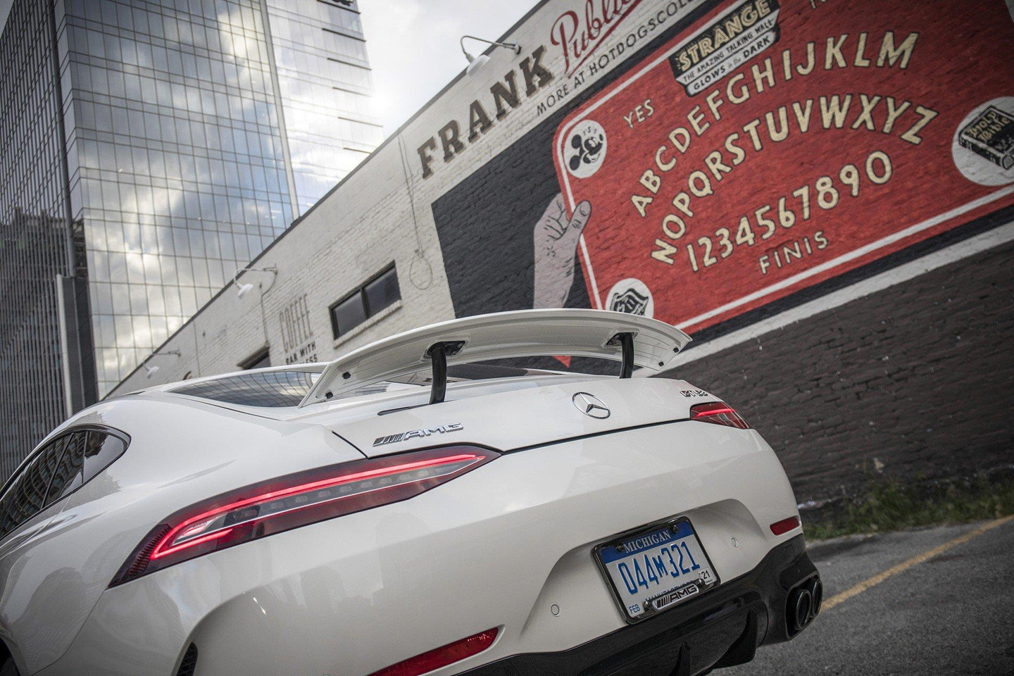 Coupe 4 cửa Mercedes-AMG GT ra mắt bản giá rẻ 100.000 USD