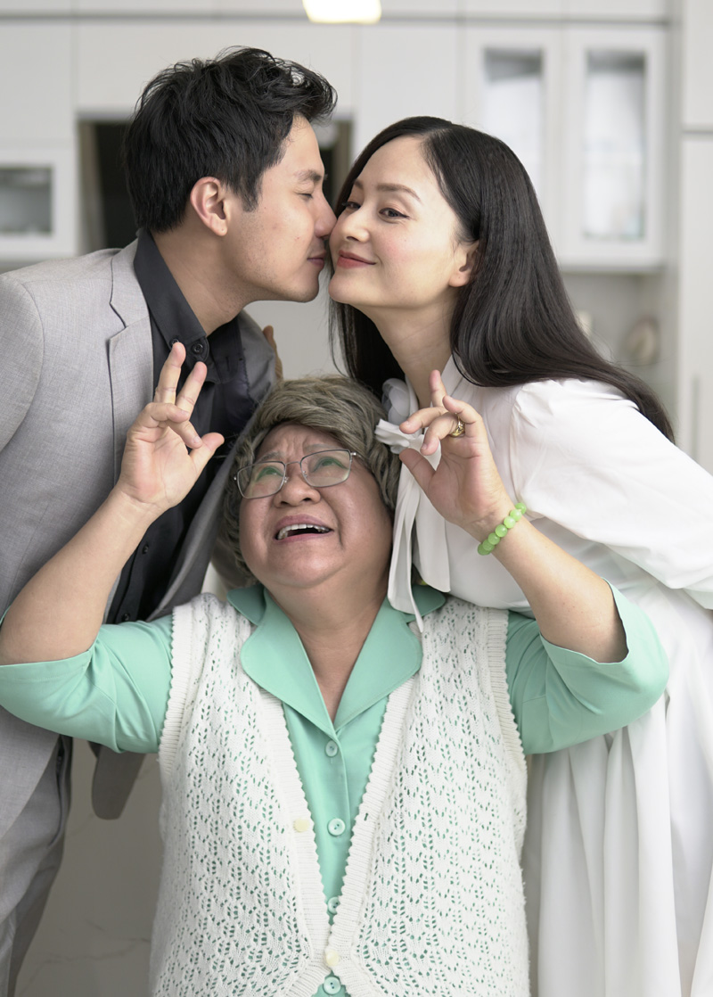 Vợ chồng Lan Phương bị bà nội vào phòng ngủ phá đám khi đang đang tình tứ Vợ chồng Lan Phương bị bà nội vào phòng ngủ phá đám khi đang đang tình tứ