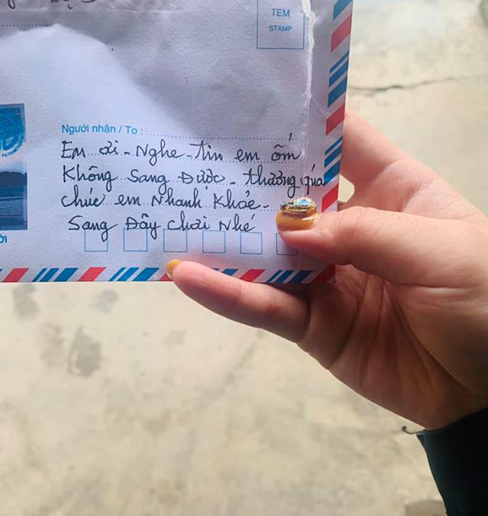 Chiếc phong bì của cụ bà 90 tuổi khiến nhiều người trẻ rơi nước mắt