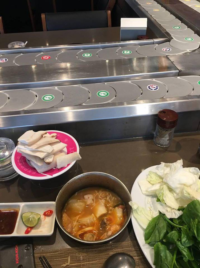 Lỡ đi ăn trưa muộn, cô nàng công sở cay cú vì bị nhân viên gắt gỏng sau lưng: Ăn đến 3h chiều là loại khách gì?