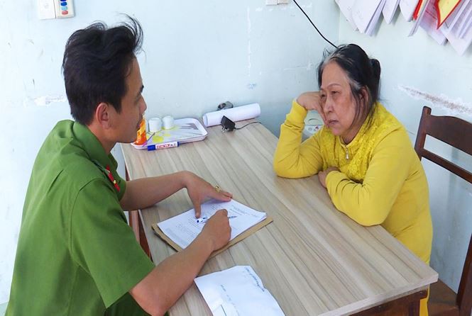 Bắt quả tang U70 buôn bán ma túy, thu giữ 20 túi ma túy đá