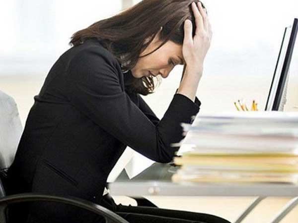 Không ngờ trong đêm định mệnh ở nhà bố mẹ đẻ, chị gái lại sẵn sàng mặc váy của tôi và đứng chờ bạn trai tôi trước cửa phòng tắm