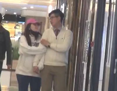 Tiểu thư trùm sòng bạc Macau lần đầu công khai xuất hiện bên vị hôn phu Havard, tình tứ giữa chốn đông người