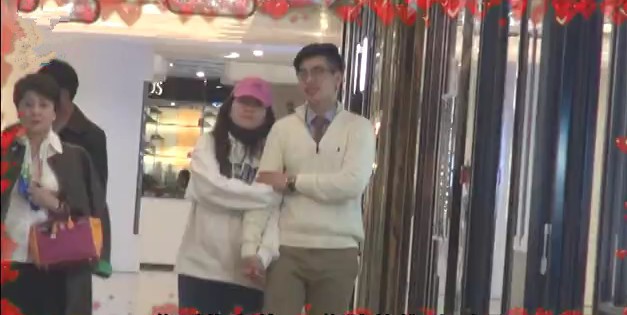 Tiểu thư trùm sòng bạc Macau lần đầu công khai xuất hiện bên vị hôn phu Havard, tình tứ giữa chốn đông người