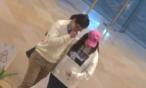 Tiểu thư trùm sòng bạc Macau lần đầu công khai xuất hiện bên vị hôn phu Havard, tình tứ giữa chốn đông người