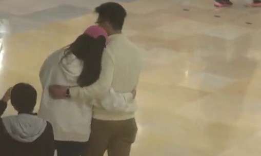 Tiểu thư trùm sòng bạc Macau lần đầu công khai xuất hiện bên vị hôn phu Havard, tình tứ giữa chốn đông người