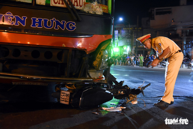 Xe khách tông ngang rồi kéo lê xe máy gần 50m, một người chết tại chỗ