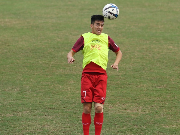 Nhìn thầy Park lo lắng thế này, CĐV Việt Nam nên chuẩn bị sẵn tinh thần không được xem Đình Trọng thi đấu