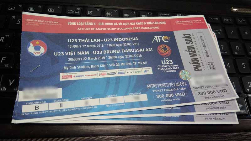 Người hâm mộ đội mưa xếp hàng trước trụ sở VFF để nhận vé xem U23 Việt Nam 