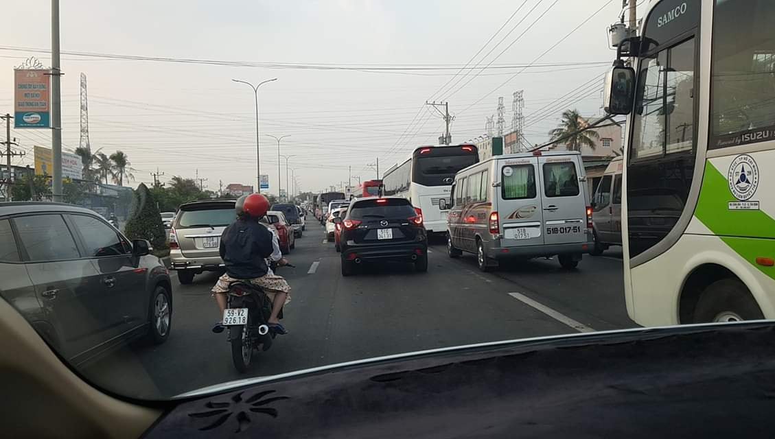 Phát hiện nam tài xế say xỉn gục đầu bất tỉnh trên vô lăng và hành động kịp thời của nhóm người đi đường khiến nhiều người thở phào