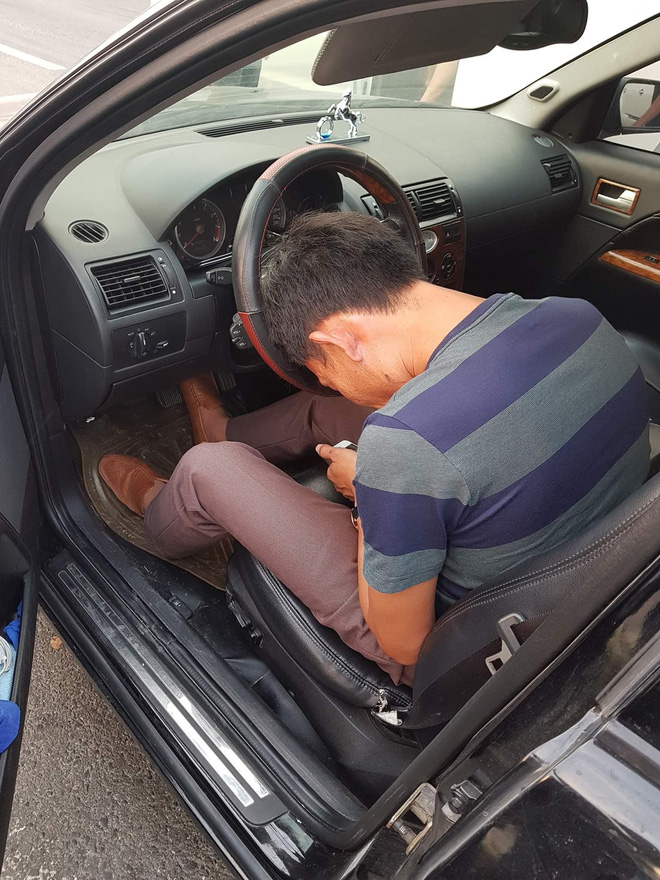 Phát hiện nam tài xế say xỉn gục đầu bất tỉnh trên vô lăng và hành động kịp thời của nhóm người đi đường khiến nhiều người thở phào