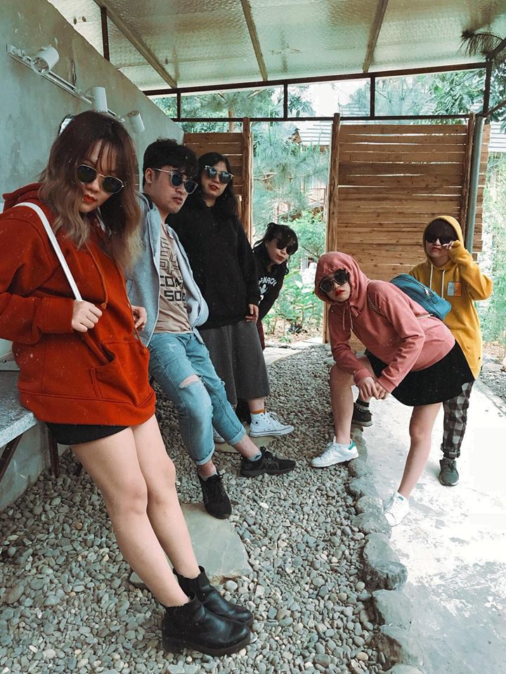 Không biết tạo dáng ngầu khi chụp ảnh nhóm thì cứ mua mỗi người một chiếc kính như hội bạn thân này cho nhanh