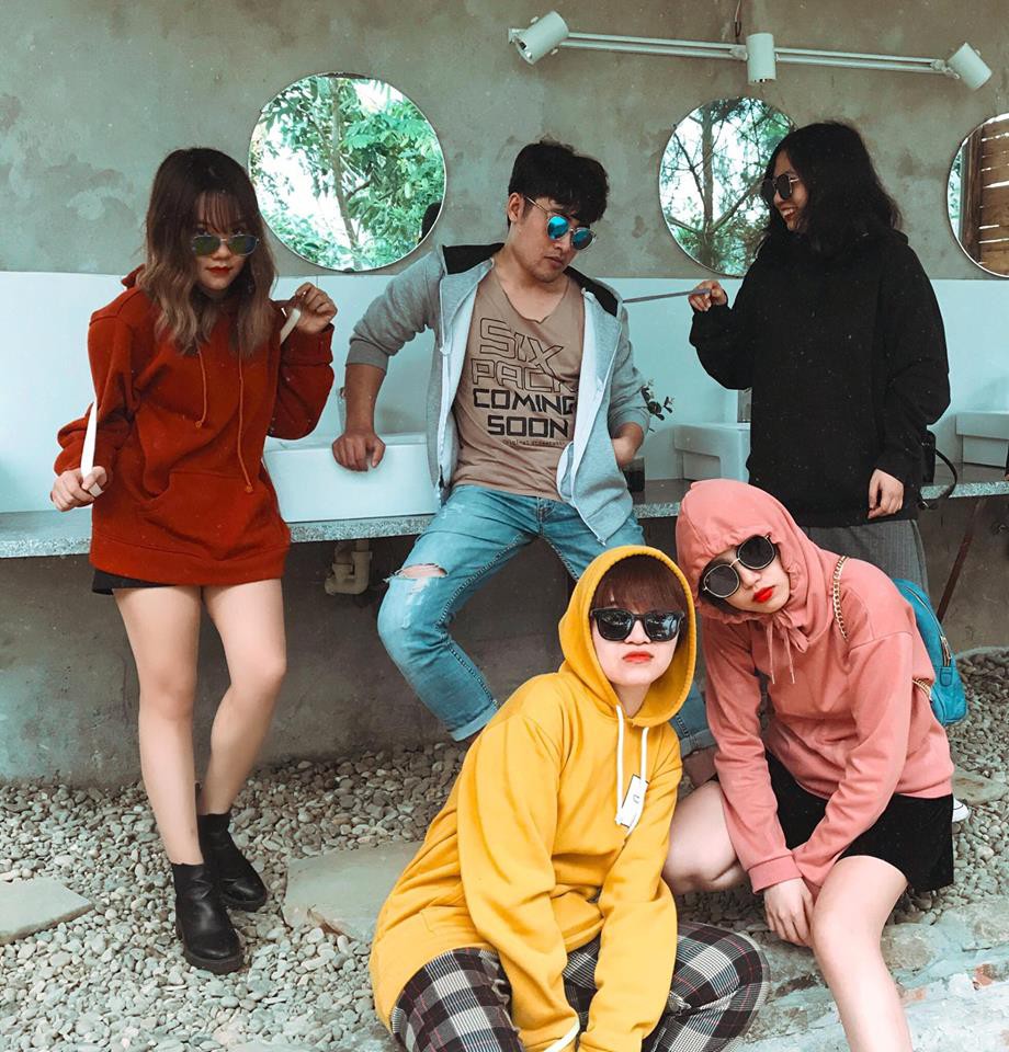 Không biết tạo dáng ngầu khi chụp ảnh nhóm thì cứ mua mỗi người một chiếc kính như hội bạn thân này cho nhanh