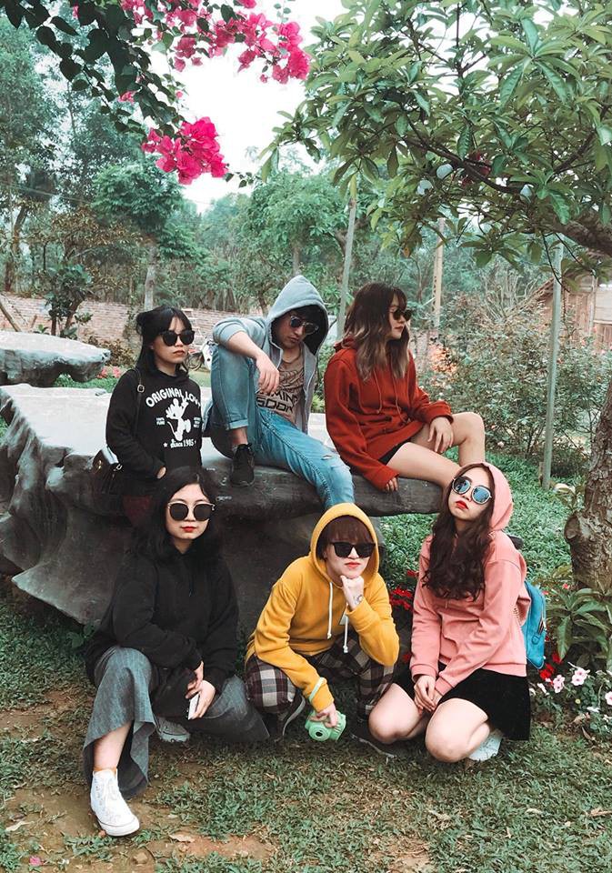 Không biết tạo dáng ngầu khi chụp ảnh nhóm thì cứ mua mỗi người một chiếc kính như hội bạn thân này cho nhanh