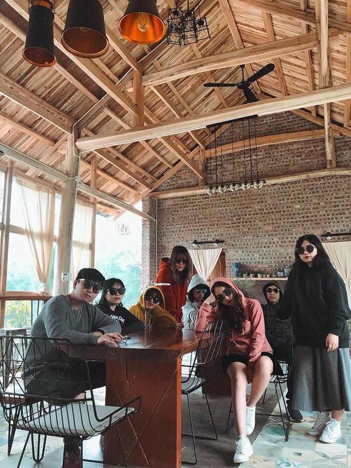 Không biết tạo dáng ngầu khi chụp ảnh nhóm thì cứ mua mỗi người một chiếc kính như hội bạn thân này cho nhanh