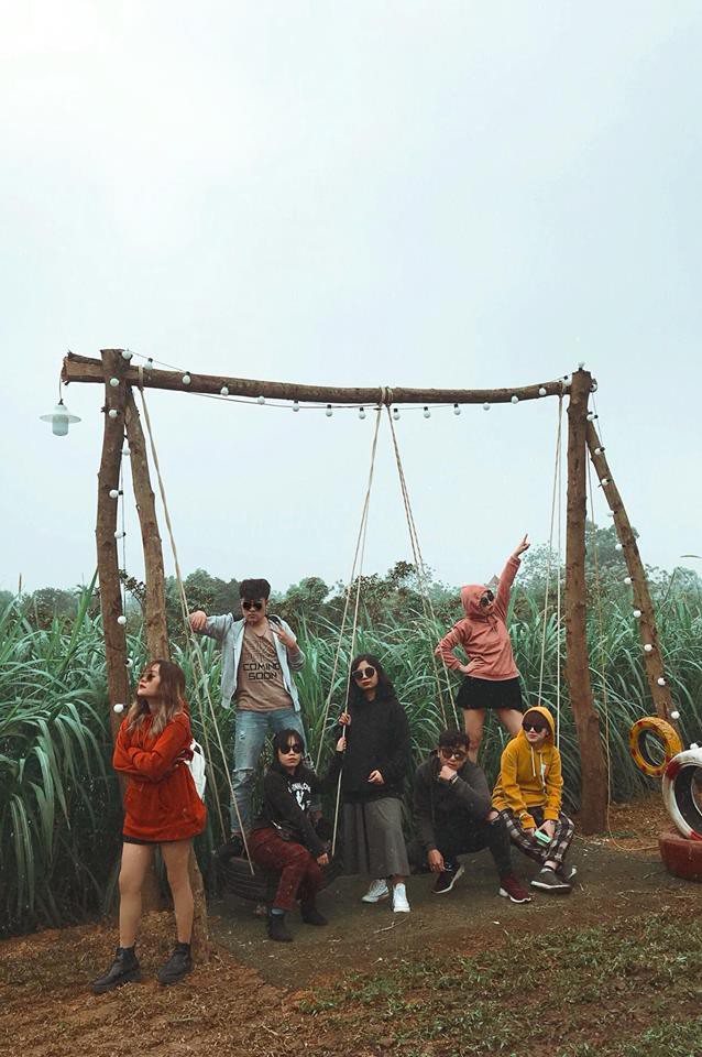 Không biết tạo dáng ngầu khi chụp ảnh nhóm thì cứ mua mỗi người một chiếc kính như hội bạn thân này cho nhanh