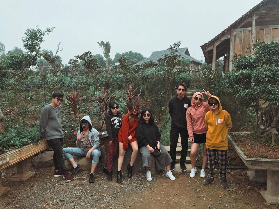 Không biết tạo dáng ngầu khi chụp ảnh nhóm thì cứ mua mỗi người một chiếc kính như hội bạn thân này cho nhanh