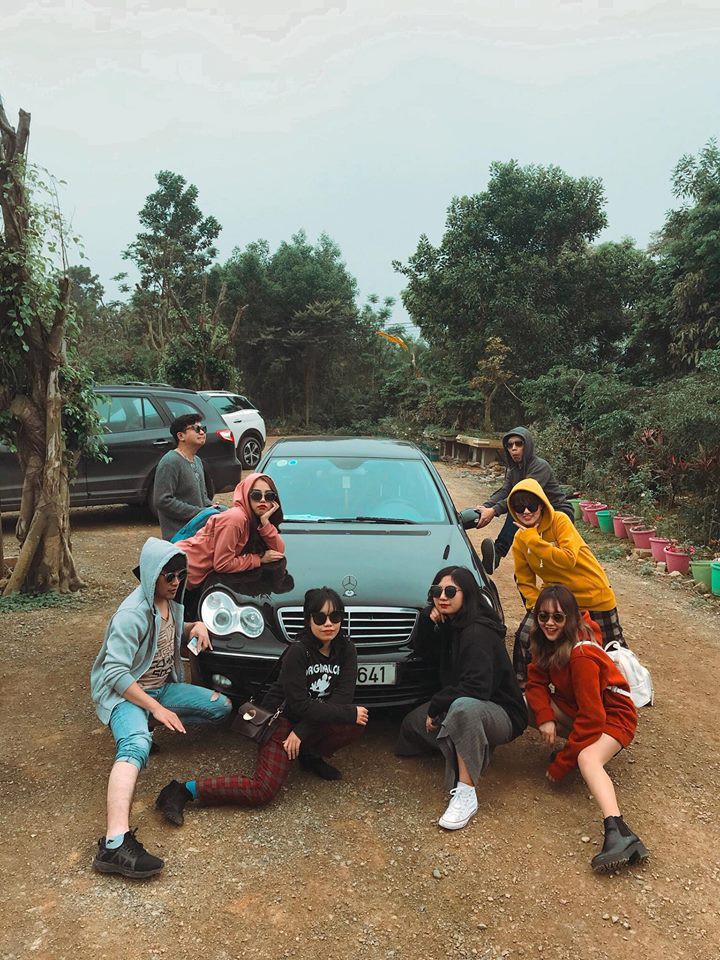 Không biết tạo dáng ngầu khi chụp ảnh nhóm thì cứ mua mỗi người một chiếc kính như hội bạn thân này cho nhanh